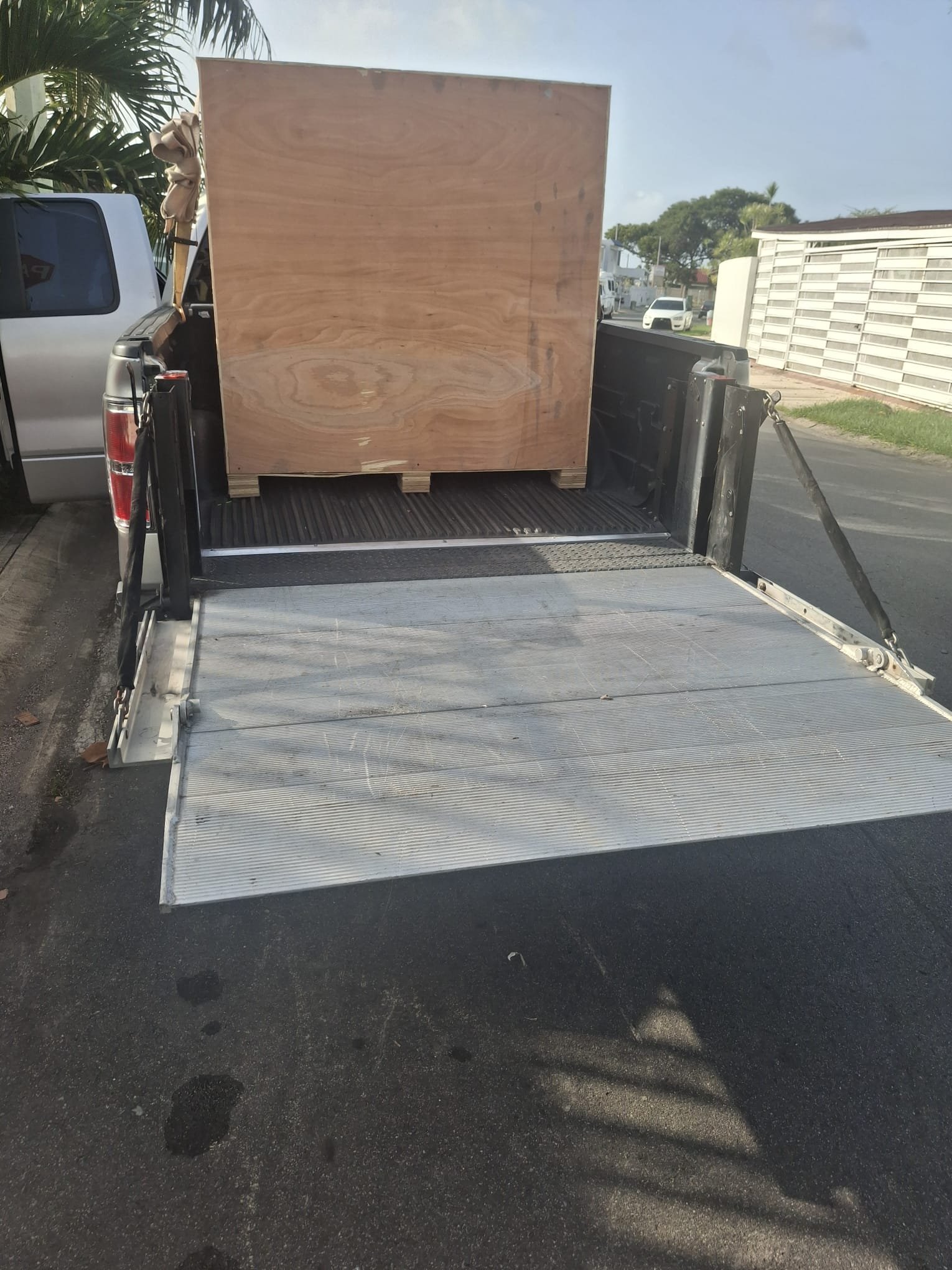 Equipo embalado sobre la plataforma hidráulica durante su descarga
